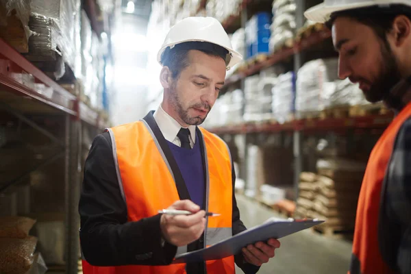 Trabajador Casco Lista Lectura Uniforme Las Mercancías Enviadas — Foto de Stock