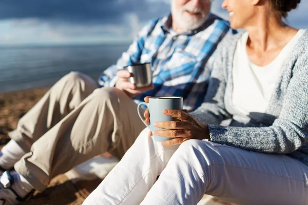 Senioren Paar Entspannt Sich Wochenende Mit Bechern Sandstrand — Stockfoto