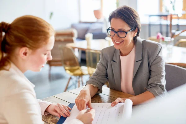 Lachende Werkgever Kandidaat Kijken Tonen Haar Voorwaarden Van Contract — Stockfoto