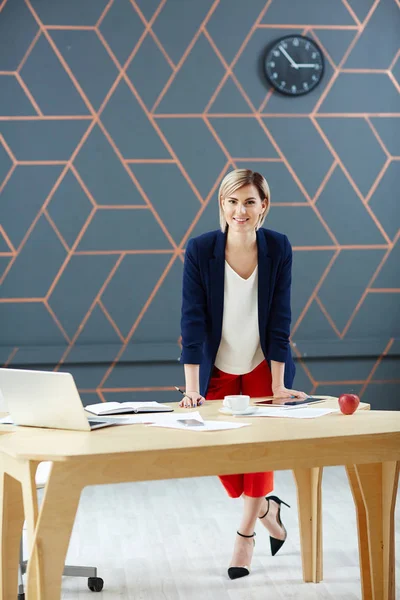 Elegante Nieuwsverslaggever Permanent Door Haar Werk Studio — Stockfoto