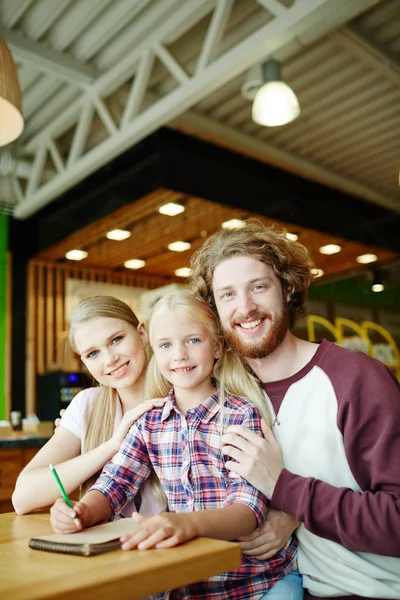 Aanhankelijk Familie Ontspannen Café Vakantie Weekend — Stockfoto
