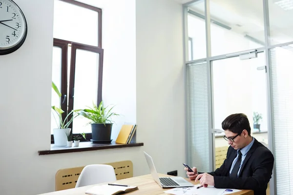 Νέος Εργοδότης Smartphone Που Κάθεται Στο Γραφείο Του Μπροστά Από — Φωτογραφία Αρχείου