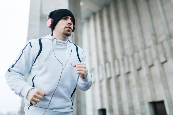 Man Witte Hoodie Luisteren Naar Muziek Tijdens Het Lopen Straat — Stockfoto