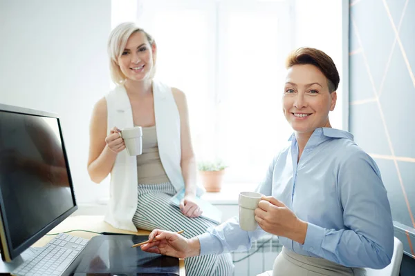 Zwei Glückliche Geschäftsfrauen Bei Tee Oder Kaffee Arbeitsplatz Büro — Stockfoto