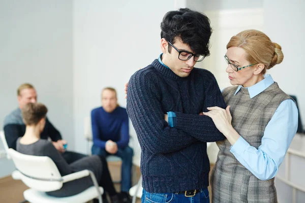 Portret Van Volwassen Vrouwelijke Psycholoog Helpen Jonge Man Zijn Angsten — Stockfoto