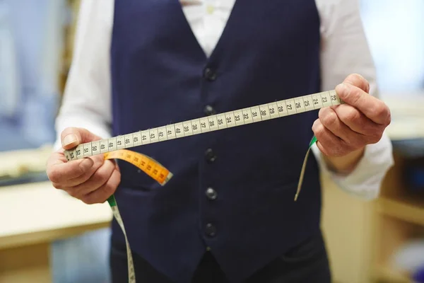 Primer Plano Sastre Irreconocible Sosteniendo Cinta Métrica Las Manos Mientras — Foto de Stock