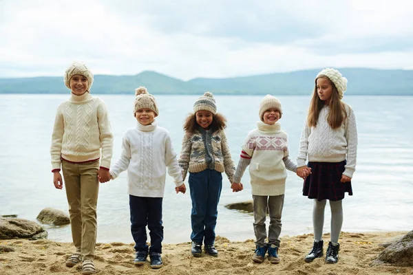 Skrattande Vänner Står Sandstrand Vid Vatten — Stockfoto