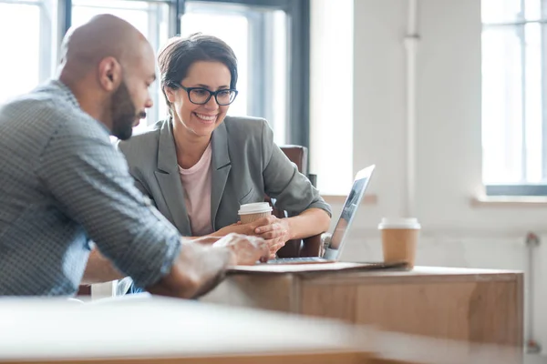 Profesionales Exitosos Mirando Través Ideas Línea Para Proyecto Negocio — Foto de Stock