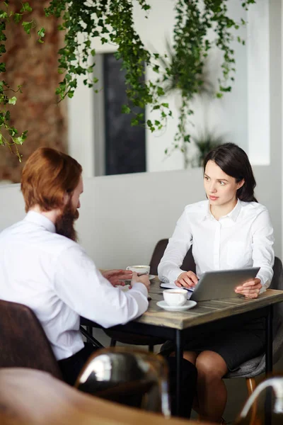 Jovens Colegas Trabalho Discutindo Dados Touchpad — Fotografia de Stock