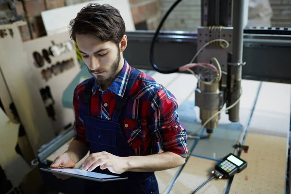 Engenheiro Com Touchpad Navegando Rede — Fotografia de Stock