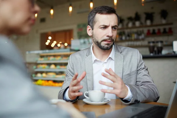 Comerciantes Profissionais Explicando Dados Line Para Colega Trabalho Café — Fotografia de Stock