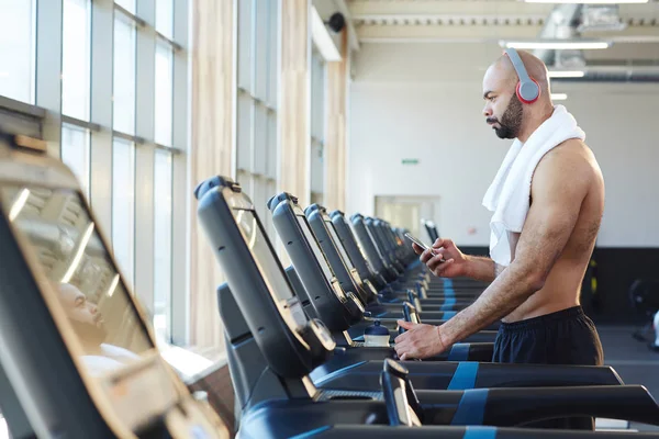 Homme Avec Casque Messagerie Smartphone Dans Salle Gym — Photo