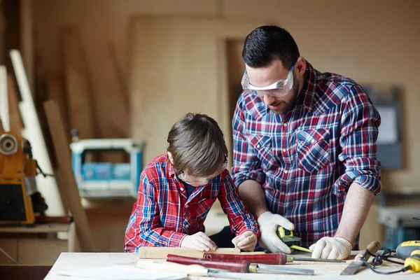 Charpentier Son Fils Travaillant Avec Des Planches Bois — Photo