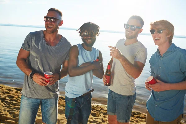 Chicos Alegres Sunglasess Pasar Día Playa —  Fotos de Stock