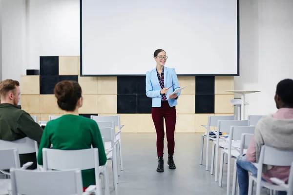 Boldog Fiatal Tanár Beszél Neki Diákok Konferencia Terem — Stock Fotó