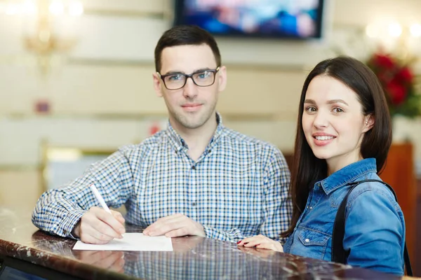 Ungt Par Fylla Registreringsformuläret Anländer Till Hotellet — Stockfoto