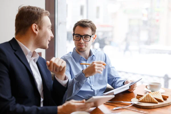 Zwei Verkäufer Besprechen Pläne Und Ideen Bis Zum Mittagessen — Stockfoto