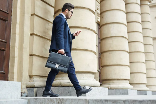 Financial Director Briefcase Messaging Colleague While Going Home Work — Stock Photo, Image