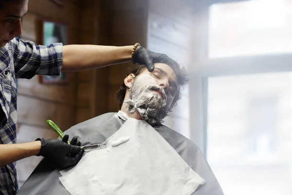 Gants Barbier Rasage Des Clients Dans Salon — Photo
