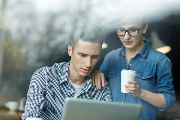 Porträtt Kreativa Par Ung Man Och Kvinna Med Hjälp Bärbar — Stockfoto