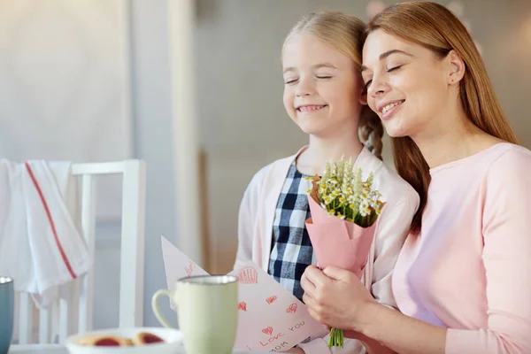 Ung Kvinna Och Liten Flicka Drömmer Med Sina Slutna Ögon — Stockfoto