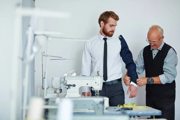 Mogen Klänning Maker Försöker Ärmen Jacka Klienten Arm — Stockfoto