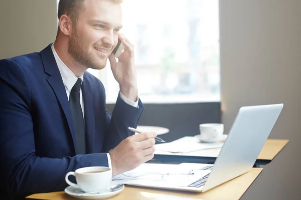 Homem Confiante Procura Emprego Rede Chamando Empregador — Fotografia de Stock