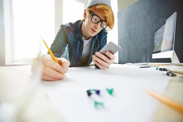 Portret Van Jonge Creatieve Rood Harige Man Opstellen Het Gebruik — Stockfoto