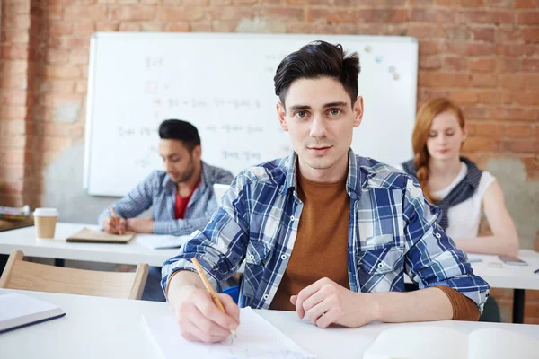 Smart Ung Man Med Penna Och Papersheet Skriva Ner Svar — Stockfoto