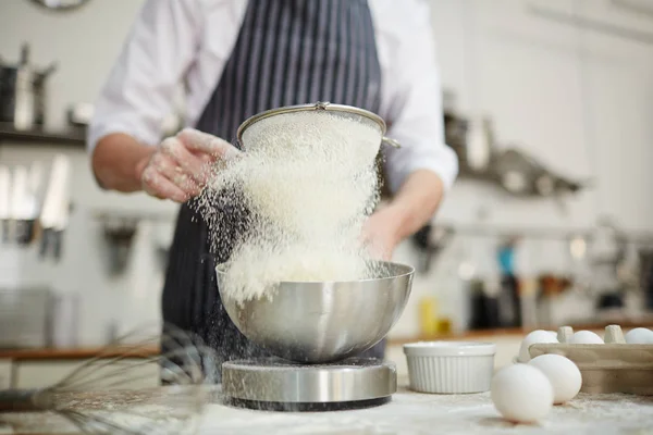 Baker Przesiewania Mąki Pszenna Miski Podczas Przygotowywania Ciasta — Zdjęcie stockowe