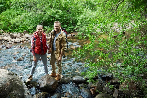 Heureux Routards Debout Bord Rivière Pendant Randonnée — Photo