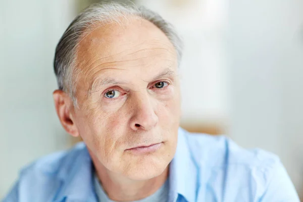 Gesicht Eines Reifen Mannes Der Mit Ruhiger Miene Die Kamera — Stockfoto