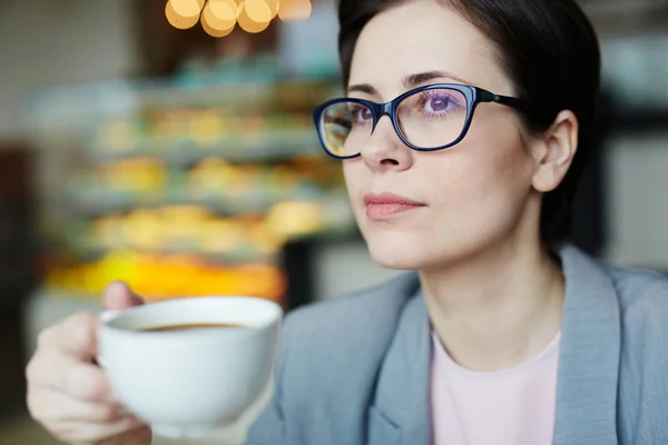 Портрет Уверенной Современной Предпринимательницы Наслаждающейся Кофе Брейком Булочном Кафе — стоковое фото
