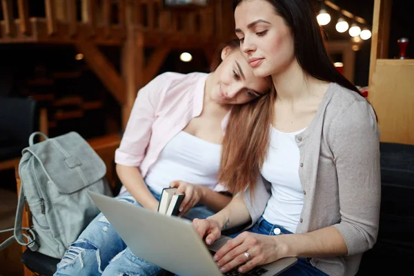 Due Ragazze Amichevoli Che Navigano Rete — Foto Stock