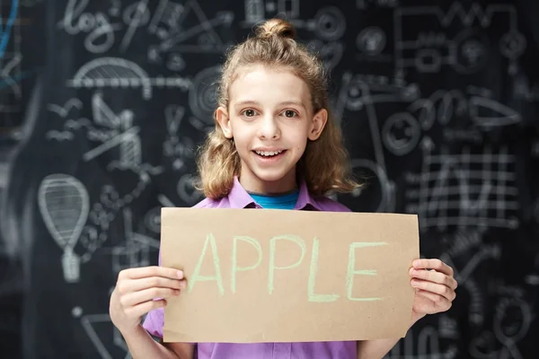 Grundschüler Zeigen Papier Mit Geschriebenem Wort — Stockfoto