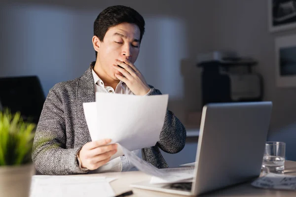 Portret Van Slaperig Aziatische Man Geeuwen Terwijl Overuren Met Laptop — Stockfoto