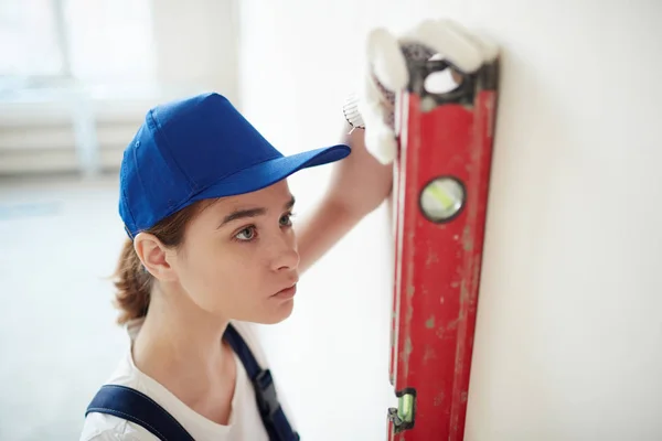 Hög Vinkel Porträtt Koncentrerad Ung Kvinna Håller Byggare Nivå Mot — Stockfoto