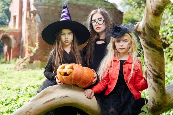 Grupa Dziewcząt Halloween Rzeźbione Dyni Środowisku Naturalnym — Zdjęcie stockowe