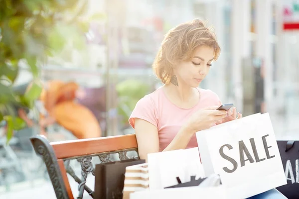 Mladá Žena Sms Telefonu Při Odpočinku Nakupování — Stock fotografie