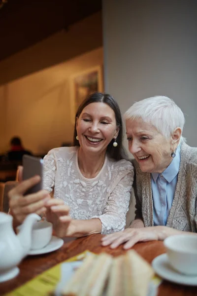 Två Glada Kvinnor Med Smartphone Att Göra Selfie Fritid — Stockfoto