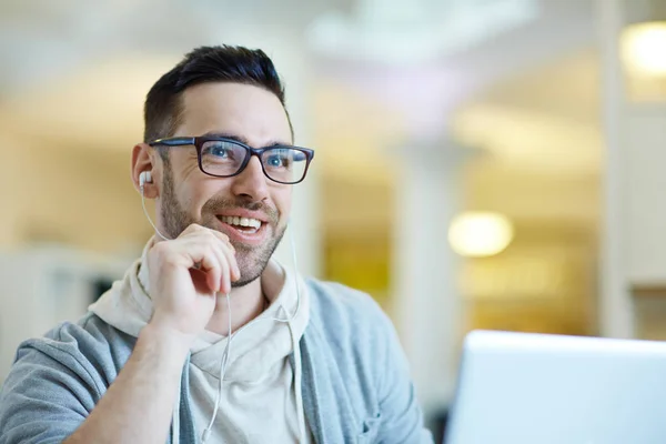 Retrato Del Hombre Adulto Contemporáneo Sonriendo Mientras Usa Computadora Portátil — Foto de Stock