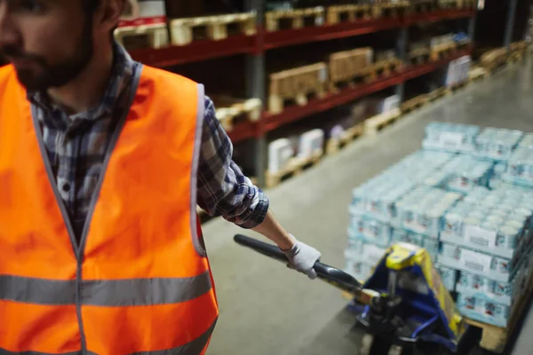 Merci Imballate Sul Carrello Elevatore Che Vengono Tirate Dal Lavoratore — Foto Stock