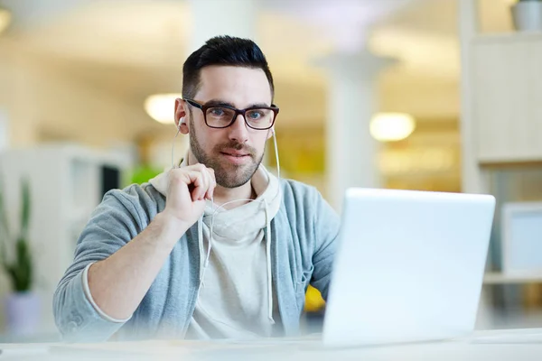 Moderner Und Mobiler Mann Mit Kopfhörer Und Laptop — Stockfoto