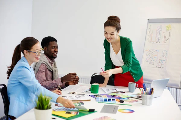 Unternehmensgruppe Analysiert Neue Daten Auf Papier — Stockfoto