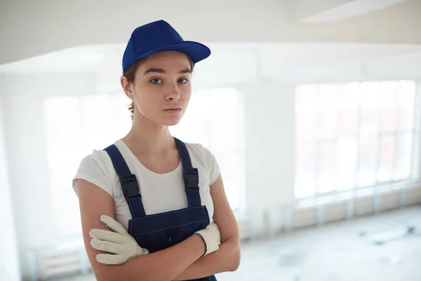 Porträtt Säker Kvinnlig Byggnadsarbetare Tittar Kameran Stående Med Armar Korsade — Stockfoto