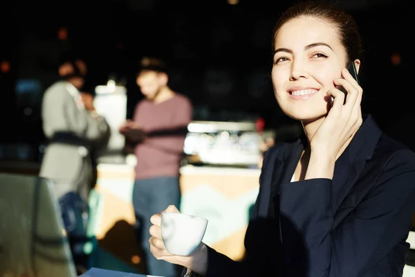 Çme Kahve Parlak Güneş Işığı Mutlu Bir Şekilde Gülümseyerek Telefonla — Stok fotoğraf