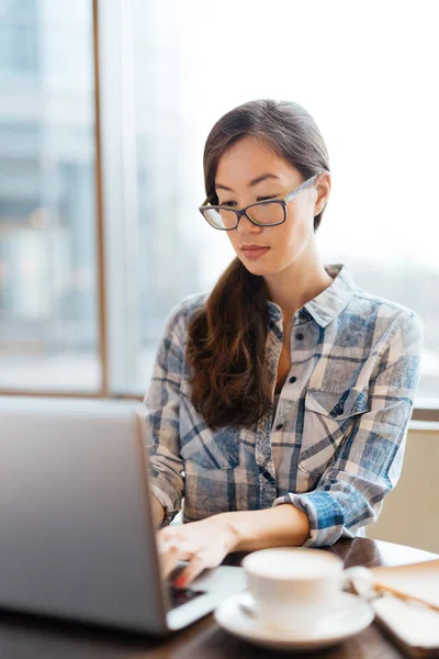 Jonge Manager Invoeren Van Gegevens Database — Stockfoto