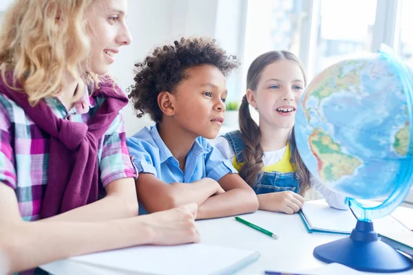 Έξυπνο Φορητούς Schoolkids Κοιτάζοντας Μοντέλο Και Συζητώντας Εδάφη Και Στα — Φωτογραφία Αρχείου