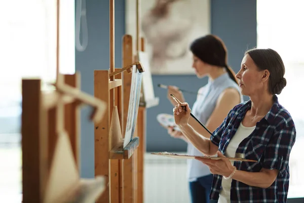 Donna Anziana Che Guarda Quello Che Disegnato Tela — Foto Stock