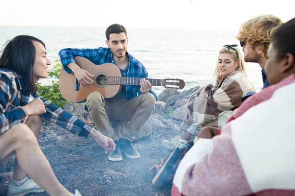 Friends Sitting Circle Aroung Campfire Waterside Evening Singing Guitar — Stock Photo, Image